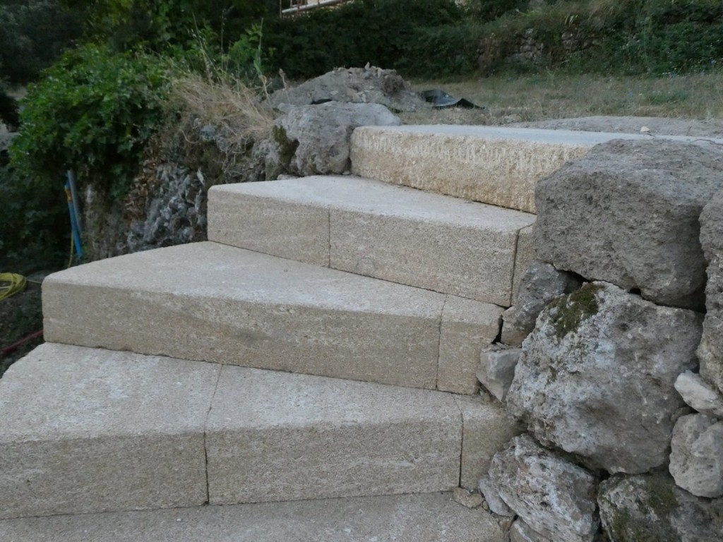 Escalier et mur Rognes, ent. J. Crissot