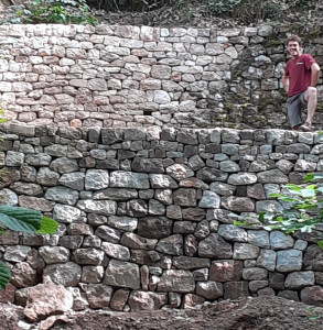 Mur de soutènement routier en pierre sèche