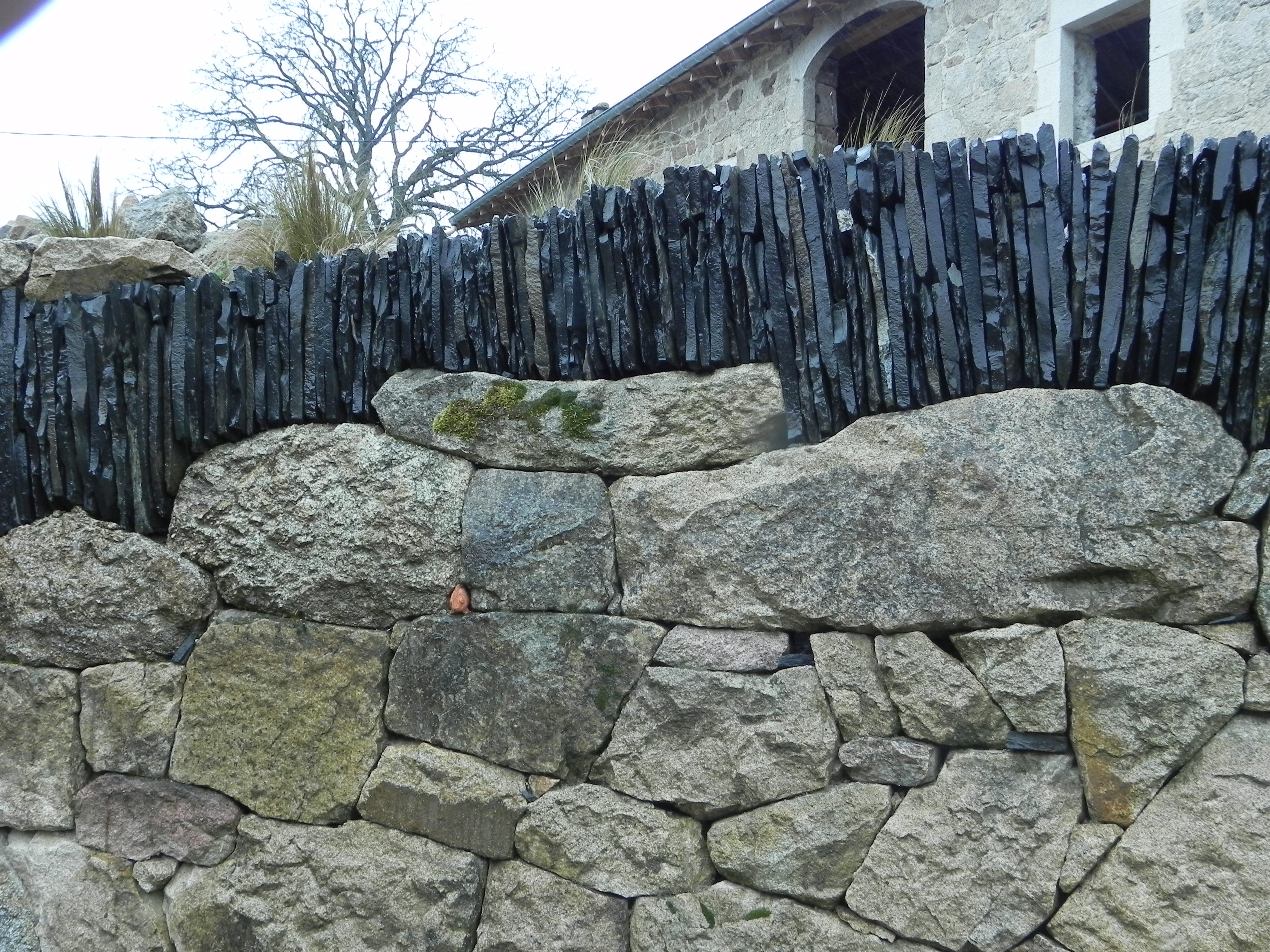 Mur pierre seche granit phonolite - ent. Edouard Duterte