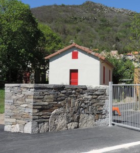 Murs de clôture en pierre sèche  - Mur à double-parement en pierre sèche - Mur de l'école à Vialas (48)