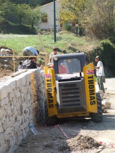 mini pelle et chantier calcaire