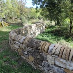 Mur de séparation contemporain arrondi, calcaire